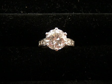 渋谷店で、ダイヤモンド付きPT900製リング(2.057ct E/Fair/VVS2)を買取ました。状態は-