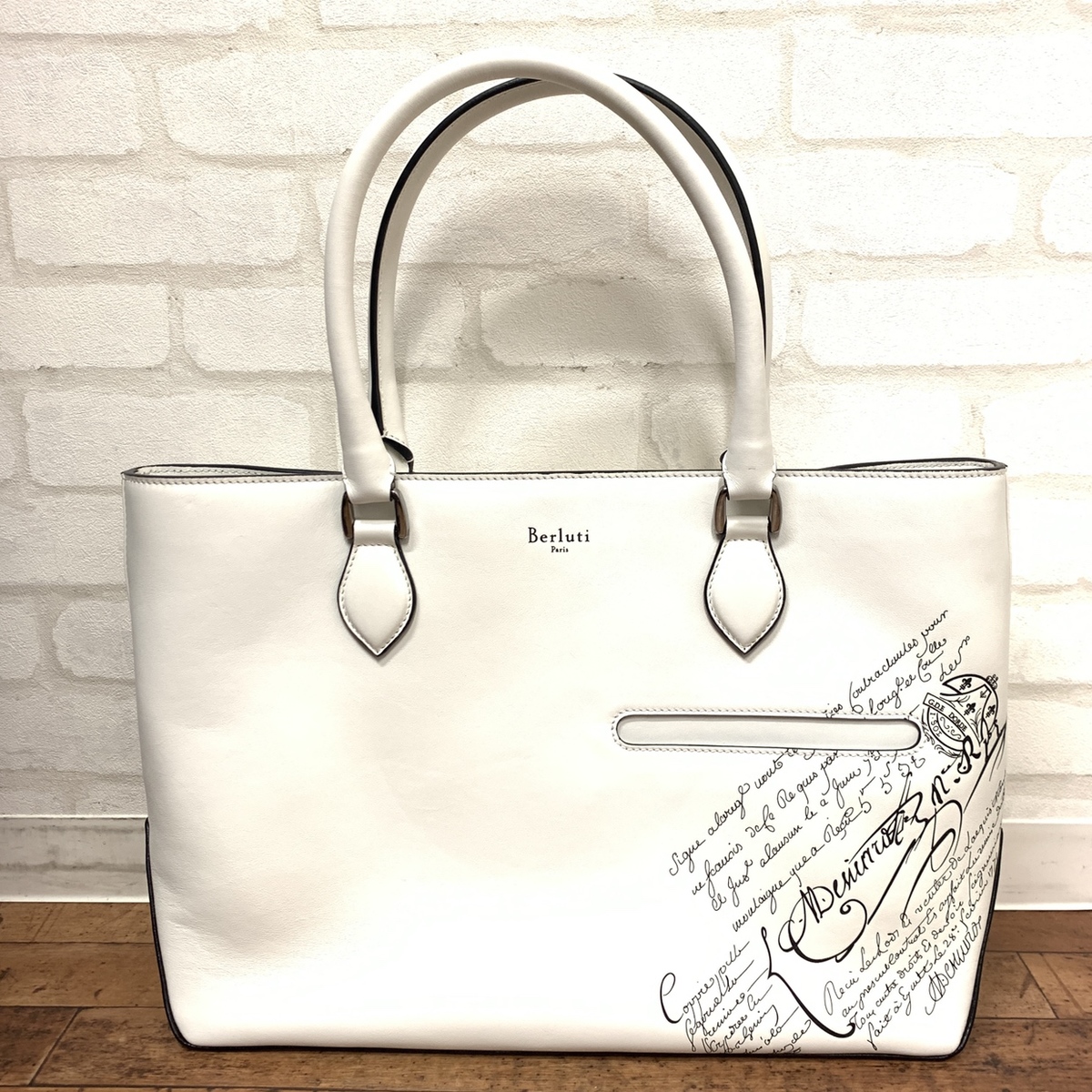 銀座本店で、ベルルッティの19年製の白のスクリットのドゥジュールの