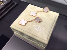ヴァンクリーフ&アーペルのマザーオブパール　アルハンブラ　ピアスの買取実績です。