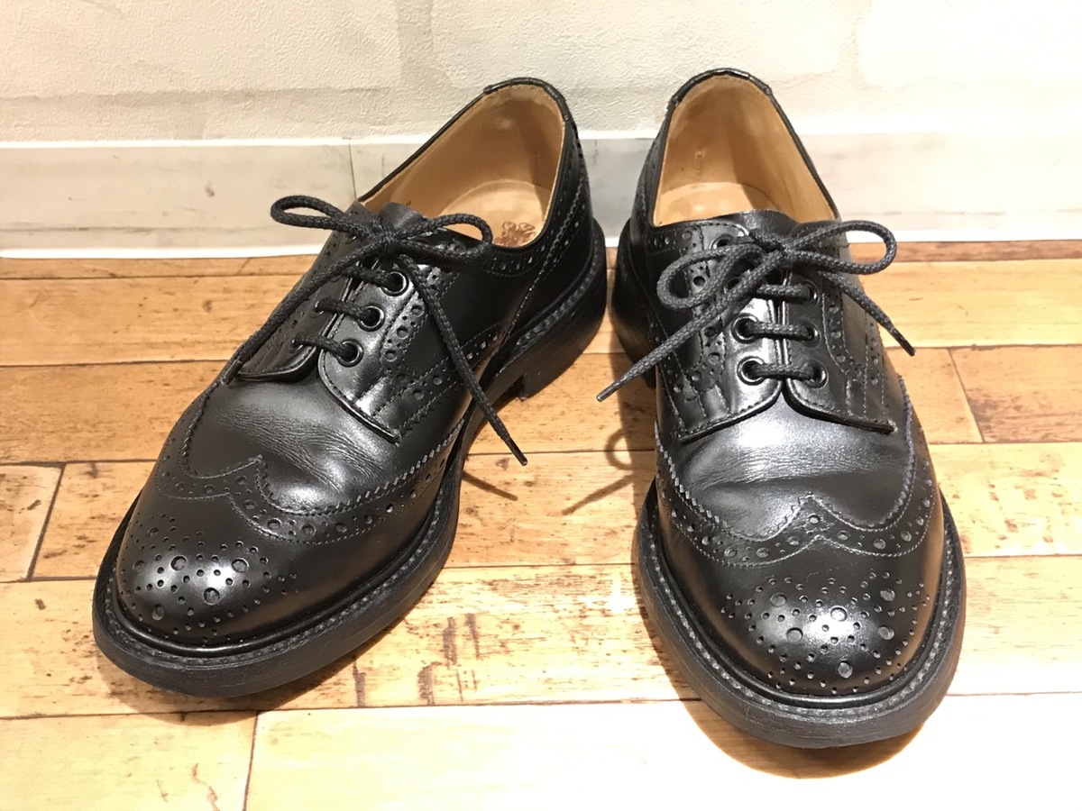 銀座本店で、トリッカーズの5633のバートンの黒のカントリーシューズを