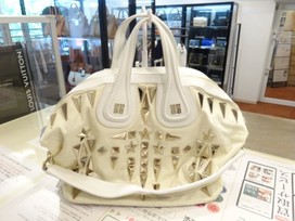 ジバンシィのスタッズ　ナイチンゲールの買取実績です。