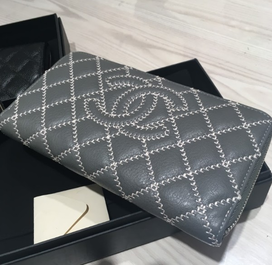 シャネルのワイルドステッチ ラウンドジップ長財布の買取実績です。