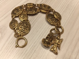 シャネルのゴールド　2連コイン付きブレスレットの買取実績です。