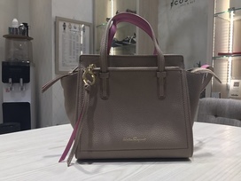 フェラガモのグレー×ピンク  RE-21F478  ハンドバッグの買取実績です。