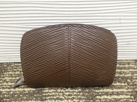 ルイヴィトンの茶　ポルトフォイユ エピＺ　ラウンドジップ　コインケースの買取実績です。