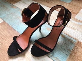 ミッシェルヴィヴィアンの黒　スエード　アンクルストラップ　サンダル　ドゥージーエムクラスの買取実績です。