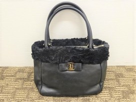フェラガモの黒　ヴァラ　ファーレザー　ハンドバッグの買取実績です。