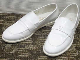 シャネルの16年製 白 パテントコインローファーの買取実績です。