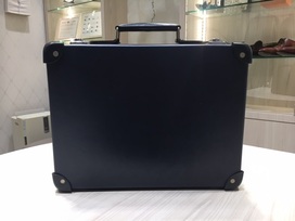 グローブトロッターの×トゥモローランド　ネイビー　アタッシュケースの買取実績です。