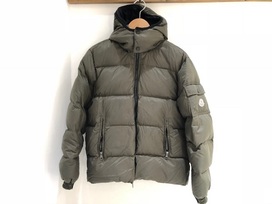 モンクレールのオリーブ　バジーレ　ダウンジャケットの買取実績です。