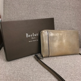 ベルルッティのラウンドジップ長財布の買取実績です。