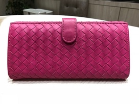 ボッテガ・ヴェネタのピンク　イントレチャート　長財布　ユニセックスの買取実績です。