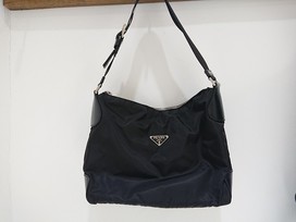 プラダのナイロン×レザー セミショルダーバッグの買取実績です。