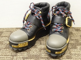 プラダの16年秋冬 金具付き マウンテンブーツの買取実績です。