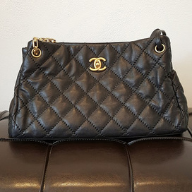 シャネルの14番台 ブラック ラムスキンチェーントートバッグの買取実績です。