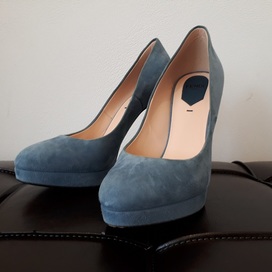 フェンディのスエードレザー パンプスの買取実績です。