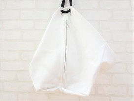 エムエム6メゾンマルジェラの白 UNIQUE 2WAY BACKPACK LARGE ZIP CARRYALLの買取実績です。