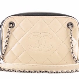 シャネルの21番台　ラムスキン　ベージュ×黒　チェーンショルダーバッグの買取実績です。