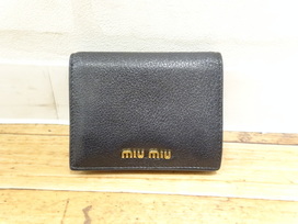 ミュウミュウのマドラスシリーズ 二つ折り財布の買取実績です。