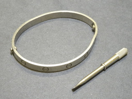 カルティエの750WG ラブブレス 旧型 ドライバー付きの買取実績です。