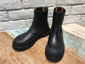 セリーヌの黒　レザー　チェルシーブーツの買取実績です。