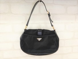 プラダの黒　ナイロン×レザー　ワンハンドルバッグの買取実績です。