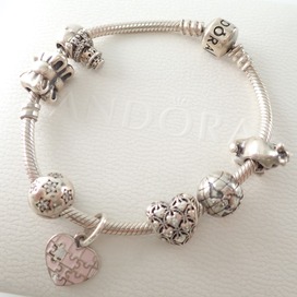 パンドラのチャーム7点 パンドラクラスプブレスレット 計8点の買取実績です。