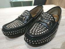グッチ 総スタッズ  シルバーホースビット金具 ローファー 買取実績です。