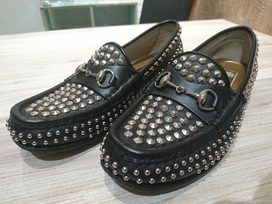 グッチの総スタッズ  シルバーホースビット金具 ローファーの買取実績です。