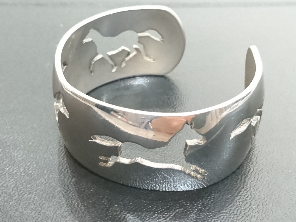 エルメスのシルバー 馬型抜き ヴィンテージ バングル を買取しました