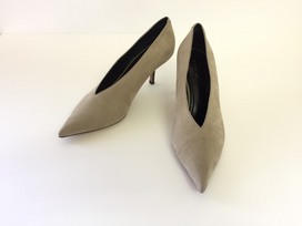 セリーヌのスエード Vネックヒールパンプスの買取実績です。