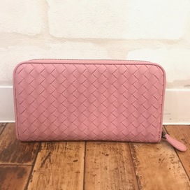 ボッテガ・ヴェネタのピンク イントレチャート ラウンドジップウォレットの買取実績です。