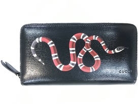 グッチの451273　黒　スネークプリントレザージップアラウンドウォレット　長財布の買取実績です。