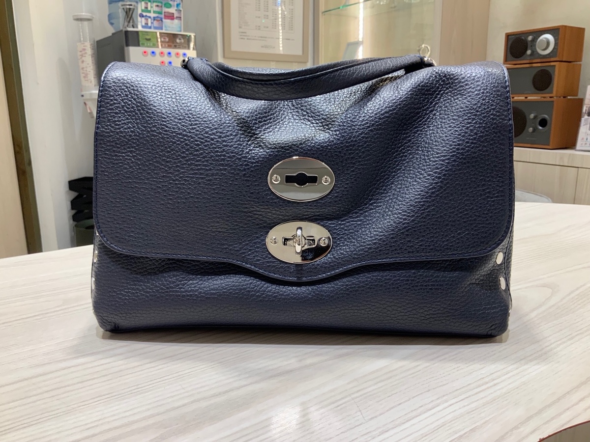 渋谷店では、ザネラートの定番バッグ、ポスティーナのデイリーSを高価