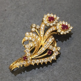ダイヤモンドのメレダイヤ×ルビーのデザインブローチの買取実績です。