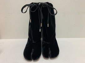 メゾンマルジェラの黒 ベロア調 足袋ブーツの買取実績です。