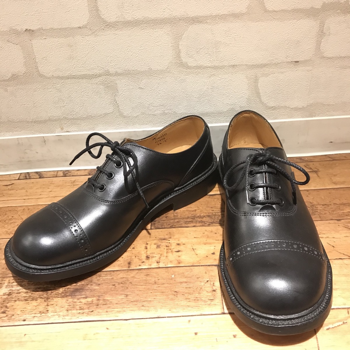 銀座本店でトリッカーズ×The Old Curiosity Shop×Quilpの黒の内羽根の 
