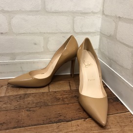 クリスチャンルブタンのベージュ ソーケイト パテントヒールパンプスの買取実績です。