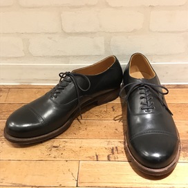フォルメの黒 カーフレザー 内羽根式 パンチドキャップトゥ ポストマンシューズの買取実績です。