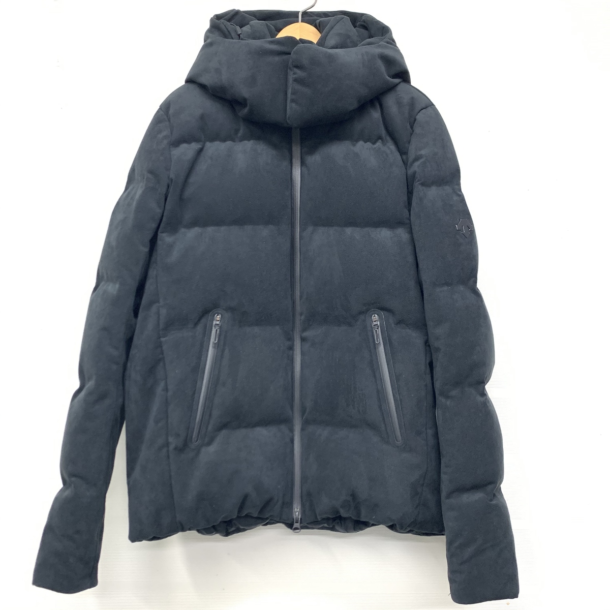 銀座本店で、水沢ダウンの黒の10周年記念モデルのアンカーの 銀座本店で、水沢ダウンの黒の10周年記念モデルのアンカーの