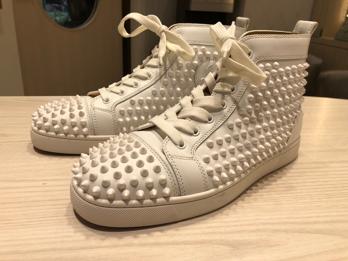 渋谷店で、クリスチャンルブタンのスパイクスタッズハイカット