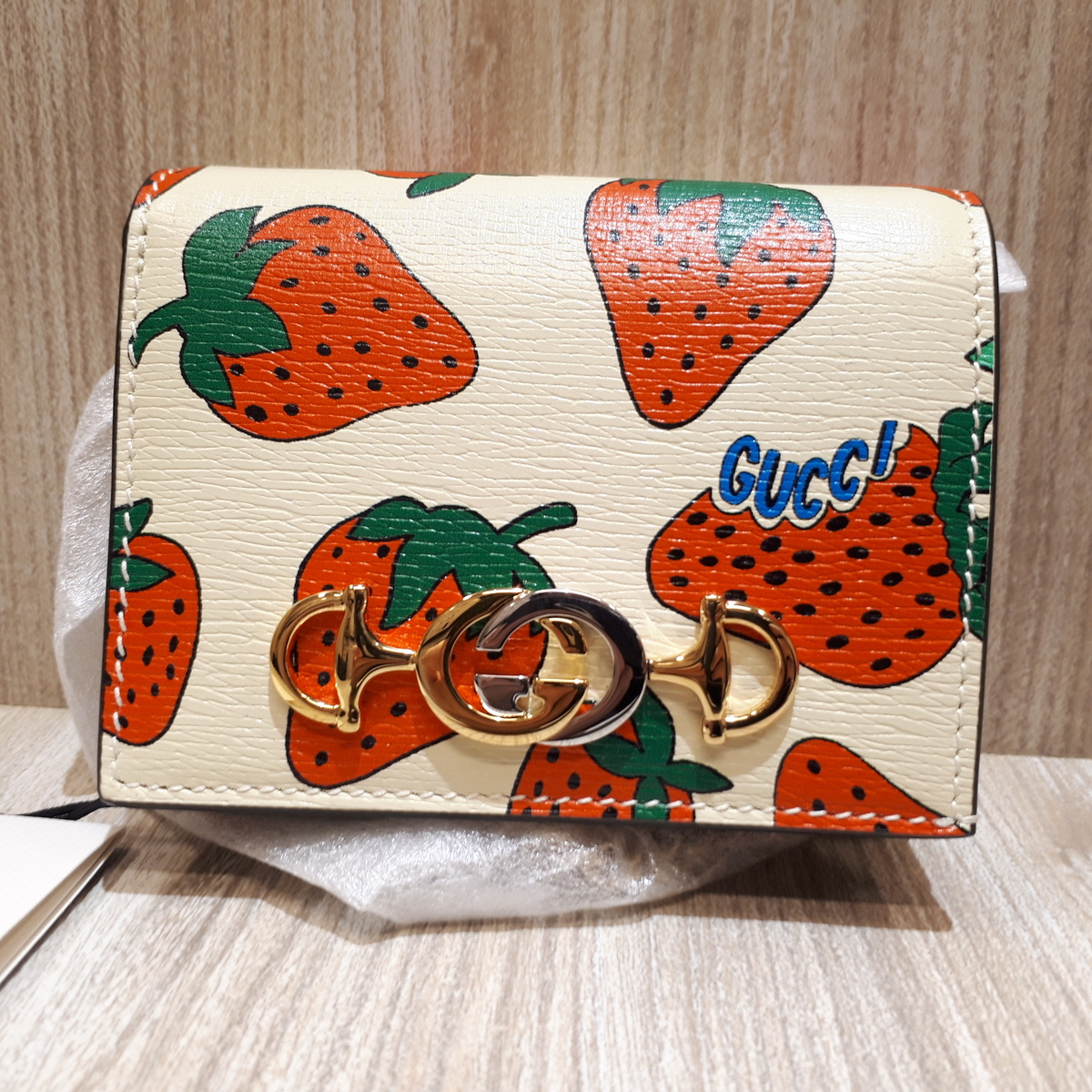 レア　【非売品】GUCCI 江戸風鈴（新品・未使用品）　 他売値15000円 グッチの570660 ズゥミ ストロベリー柄 チェーン付ミニウォレットを