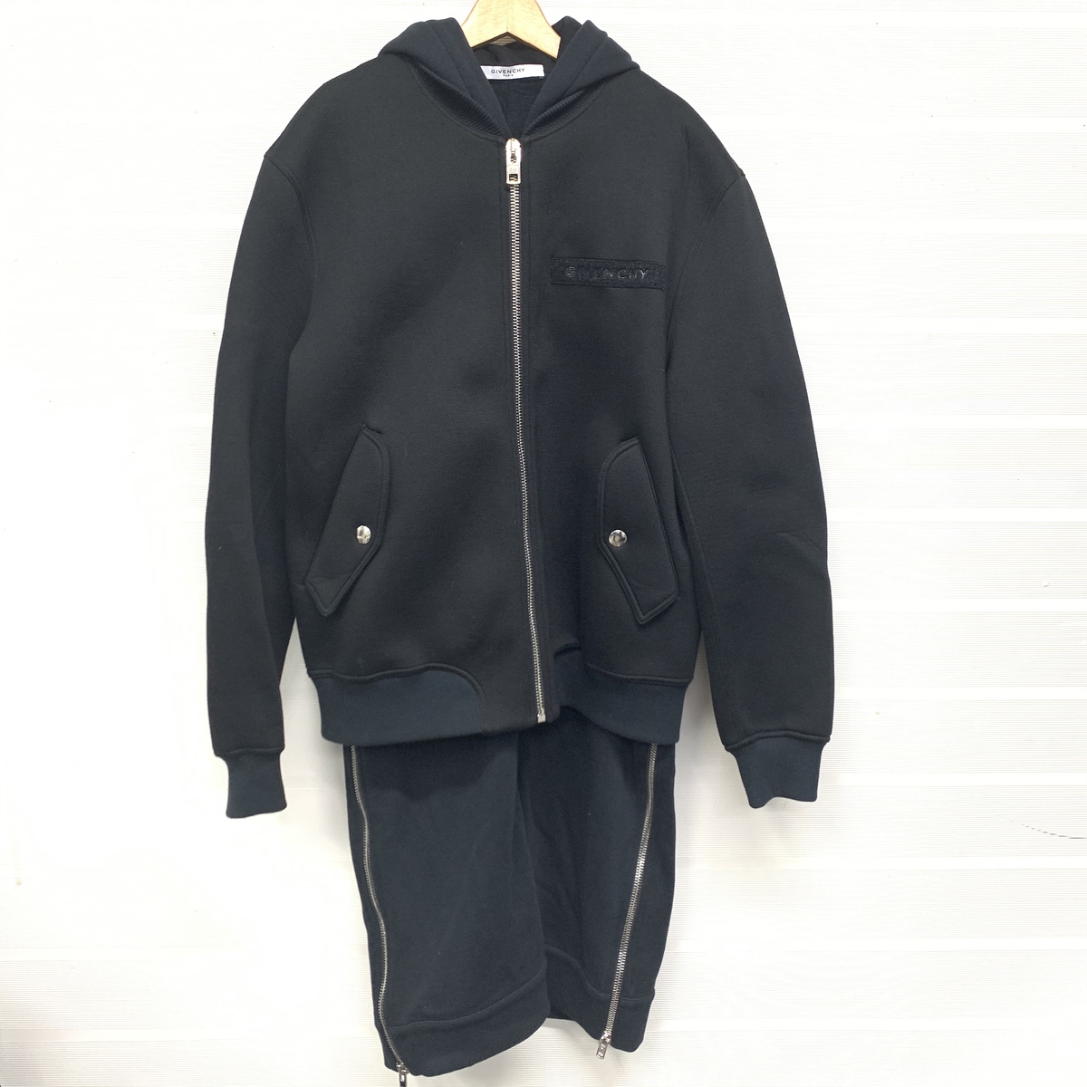 銀座本店で、ジバンシィの17年春夏のロングパーカーをレイヤードした 