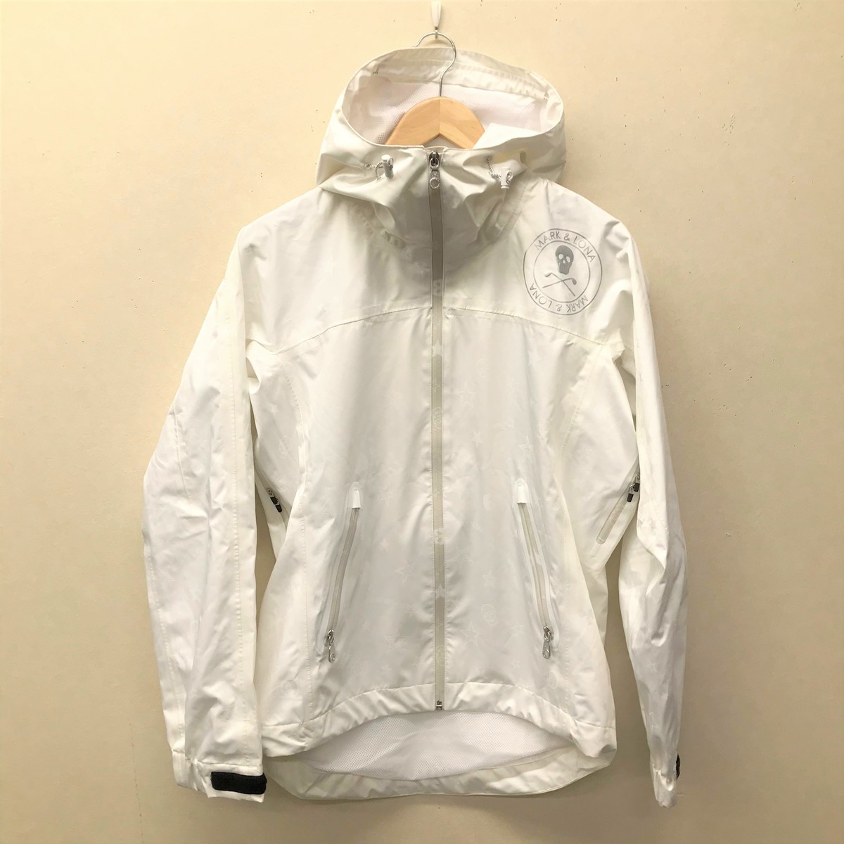 広尾店にてマーク＆ロナの店頭完売品であるマウンテンパーカーを買取 