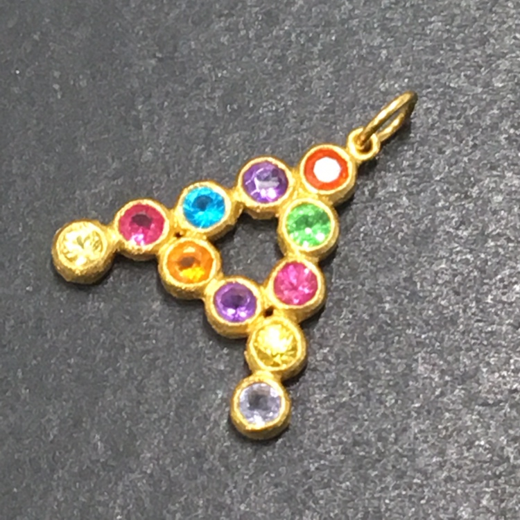 マリーエレーヌドゥタイヤックのマルチカラーストーン イニシャル