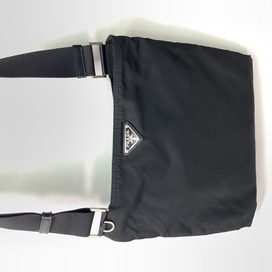 プラダの黒　ナイロンショルダーバッグの買取実績です。