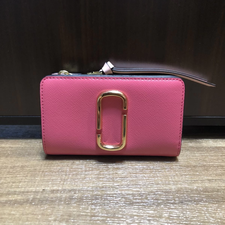 マークジェイコブス スナップショット　ピンク×ベージュ　コンパクトジップウォレット 買取実績です。
