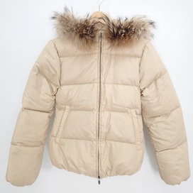 デュベティカのADHARA アダラ ダウンジャケット サンドベージュ ファーフード付きの買取実績です。