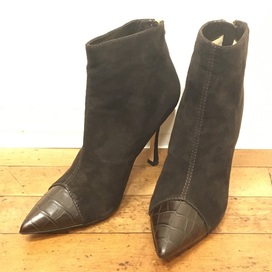 マノロブラニクのスエードレザー×クロコトゥ ヒールアンクルブーツの買取実績です。