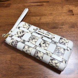 マイケルコースのホワイト×パイソン柄 ラウンドファスナーウォレット/長財布の買取実績です。